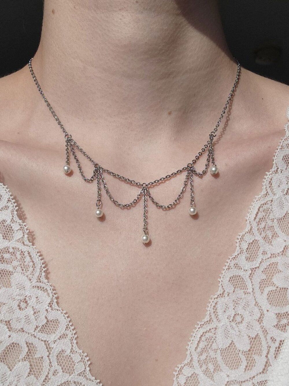 Victorian white pearls and draped chains necklace with a small silver chain